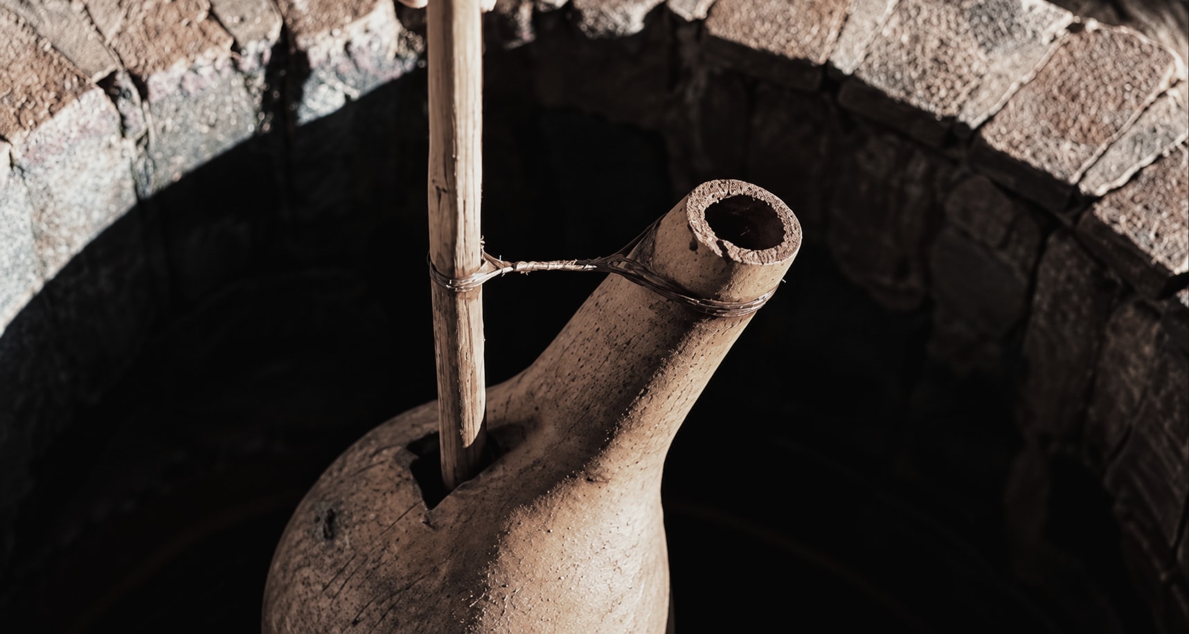 A chapi drawing wine from a qvevri